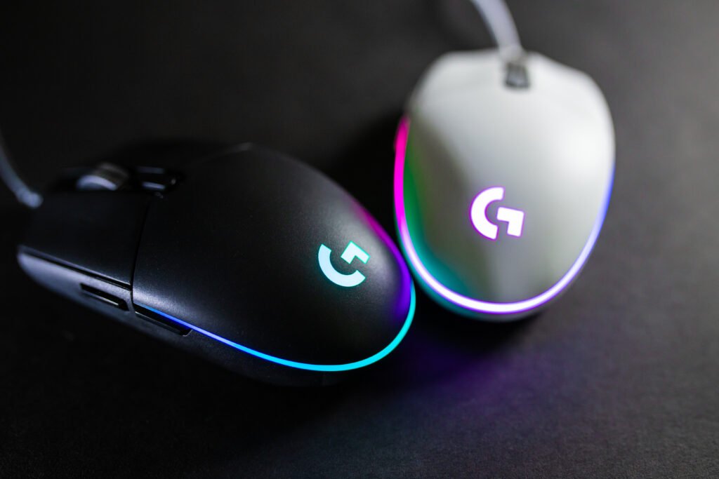 Mouse gamer Logitech G203 Lightsync, com iluminação RGB, em imagem oficial divulgada pela Logitech