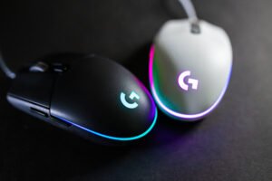 Mouse gamer Logitech G203 Lightsync, com iluminação RGB, em imagem oficial divulgada pela Logitech
