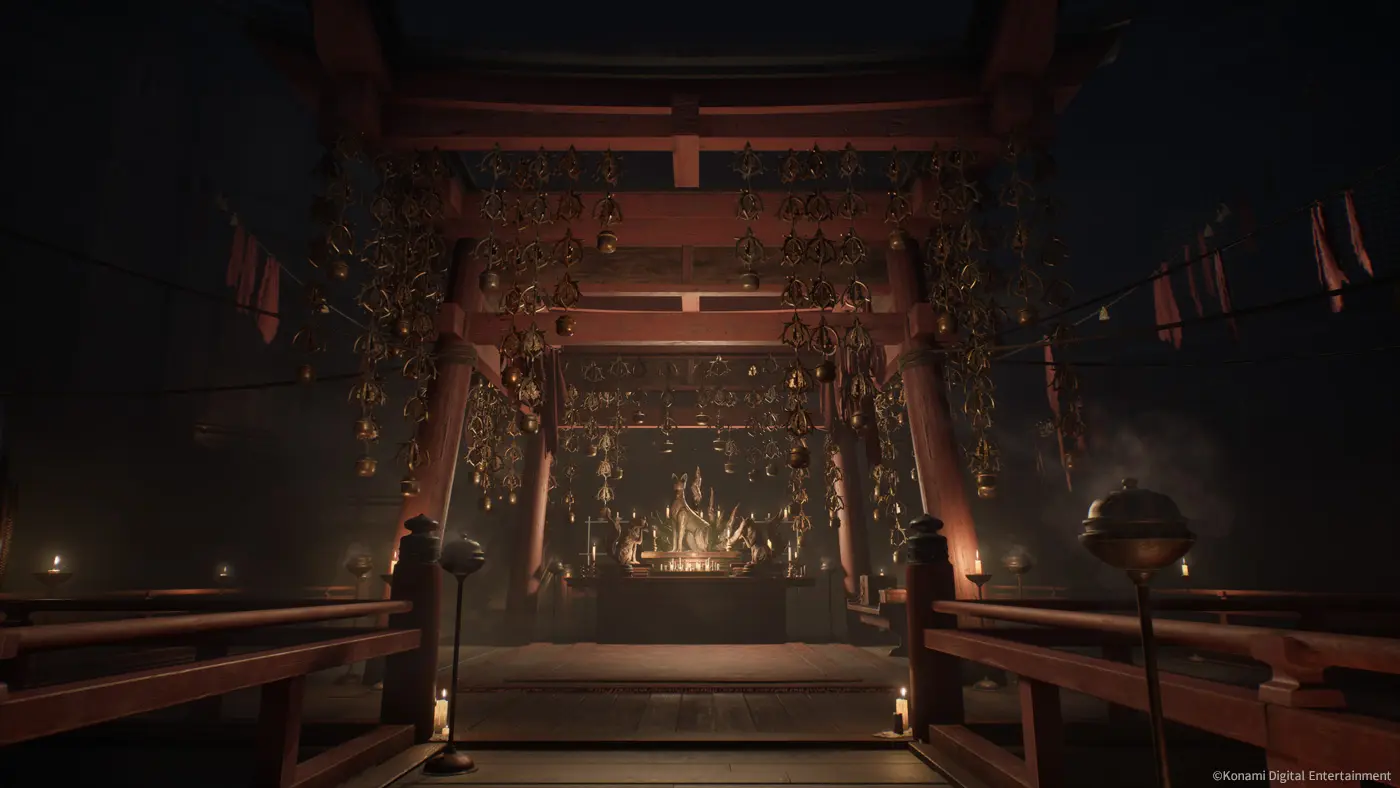 Santuário xintoísta com torii vermelho e estátua de raposa em cena de Silent Hill f, ambientado no Japão rural dos anos 1960