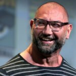 Dave Bautista sorrindo no painel do San Diego Comic-Con 2016, ator confirmado como o novo Kratos na serie de God of War