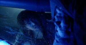 Austin Abrams e Johnno Wilson encaram o perigo em cena do filme Resident Evil (2026)