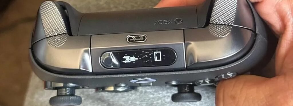 Foto vazada e não confirmada oficialmente do suposto controle Xbox Elite Series 3, mostrando a tela embutida na parte superior — imagem não oficial, divulgada pela Microsoft até o momento.