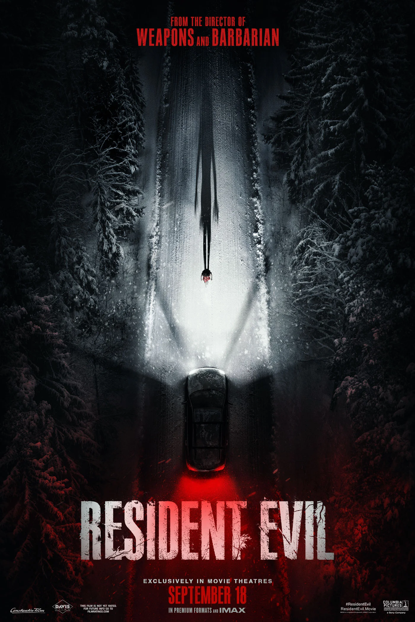 Pôster oficial do filme Resident Evil (2026), com um carro dirigindo por uma estrada de floresta nevada e uma silhueta suspensa ao fundo