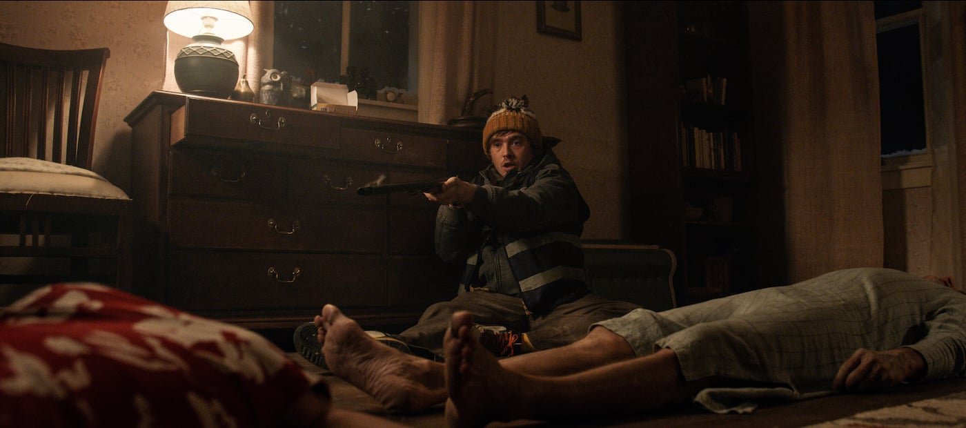 Austin Abrams como Bryan, o motoboy protagonista de Resident Evil (2026), em momento de tensão