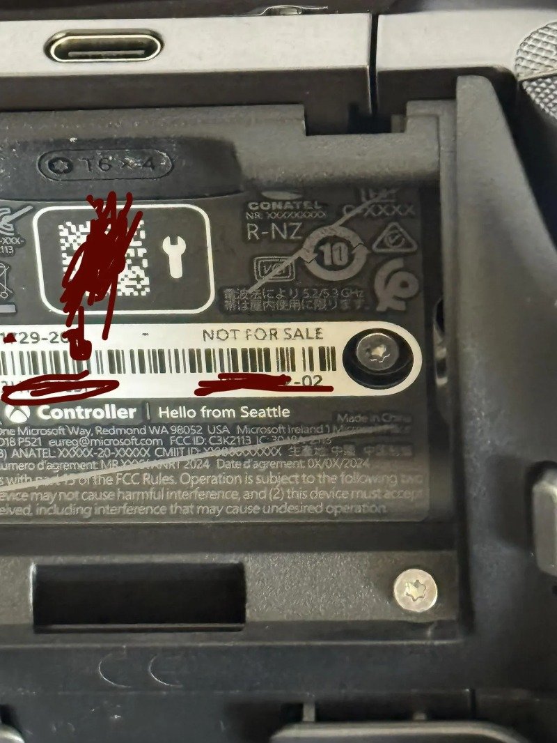 Compartimento de bateria removível do suposto Xbox Elite Series 3, preso por parafusos Torx, em foto vazada e não confirmada oficialmente.