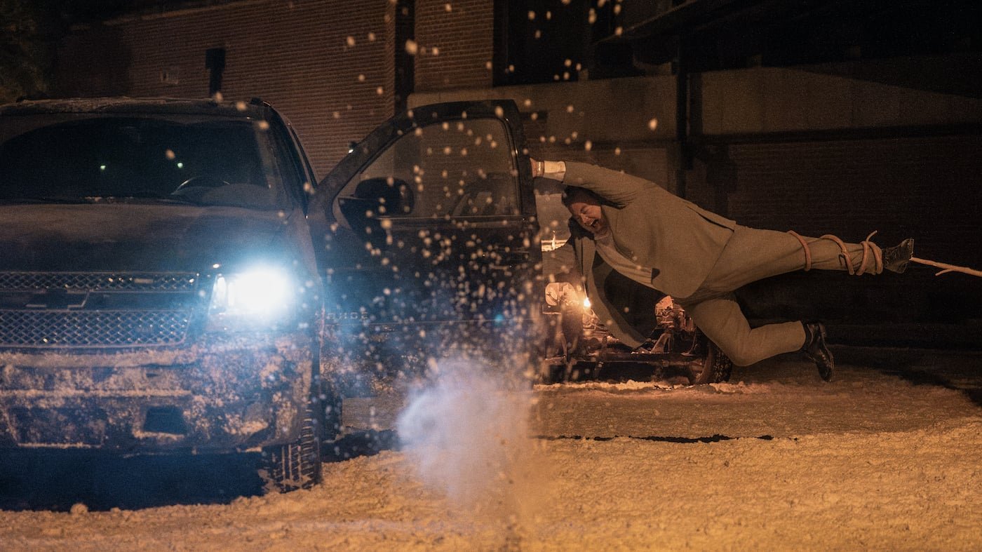 Paul Walter Hauser se agarra ao carro durante ataque em cena de Resident Evil (2026)