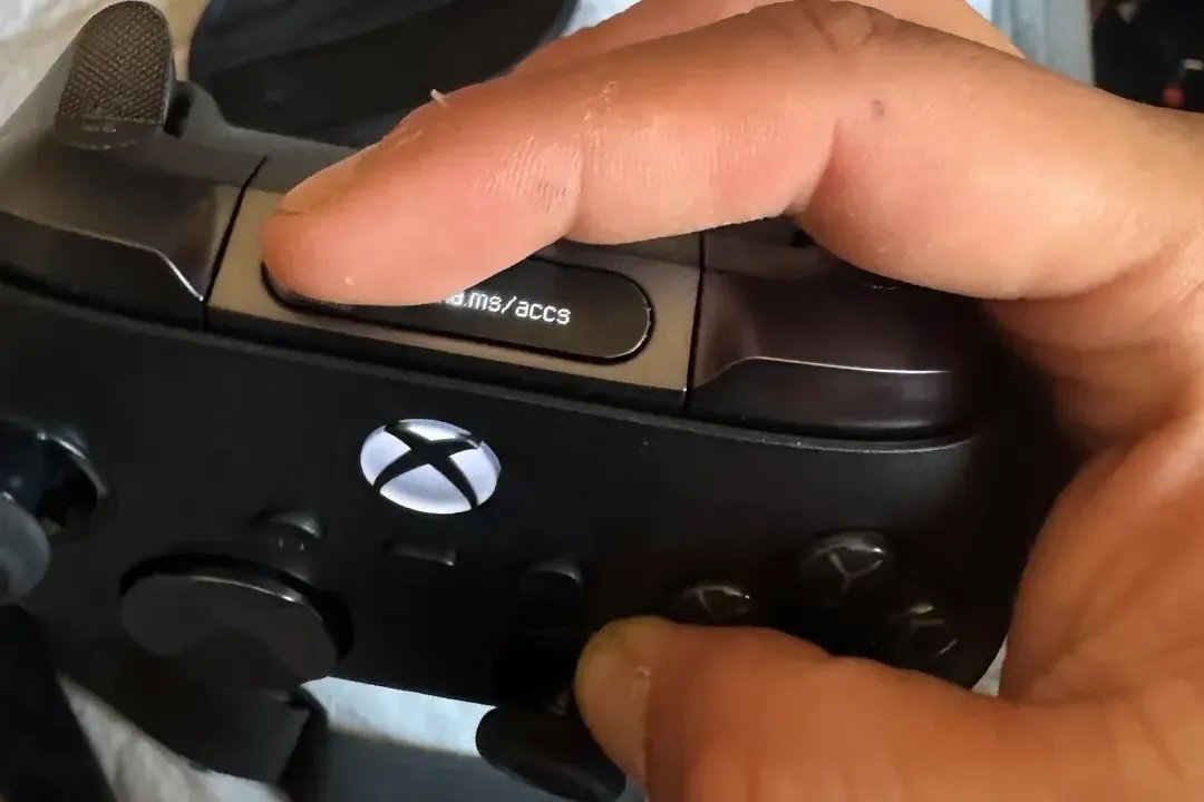 Tela embutida do suposto Xbox Elite Series 3 exibindo um link aka.ms, em foto vazada que sugere alternância entre modo local e modo Xbox Cloud Gaming — imagem não oficial.