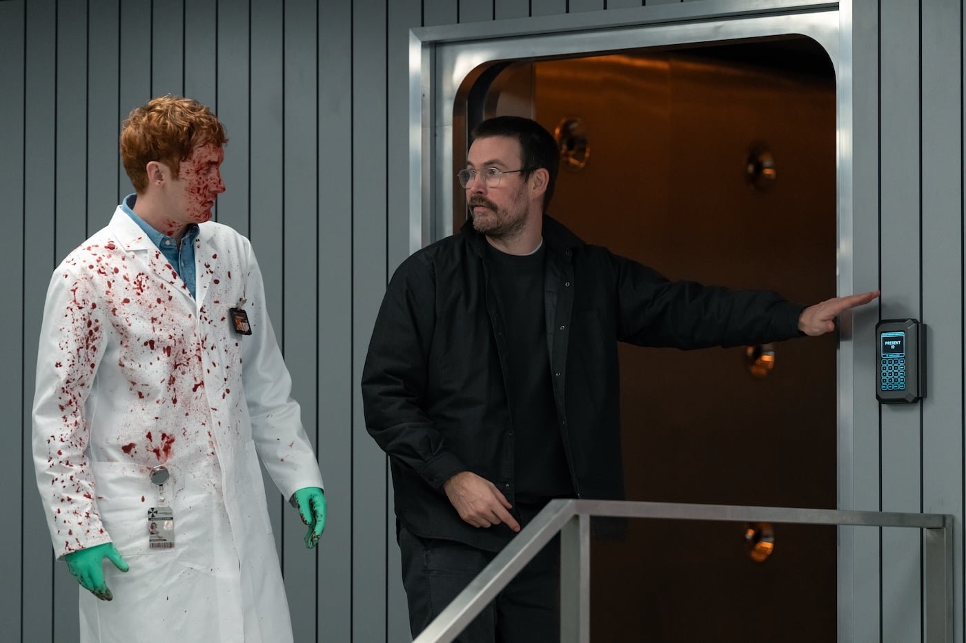 Zach Cregger dirige a equipe de filmagem nos bastidores de Resident Evil (2026)